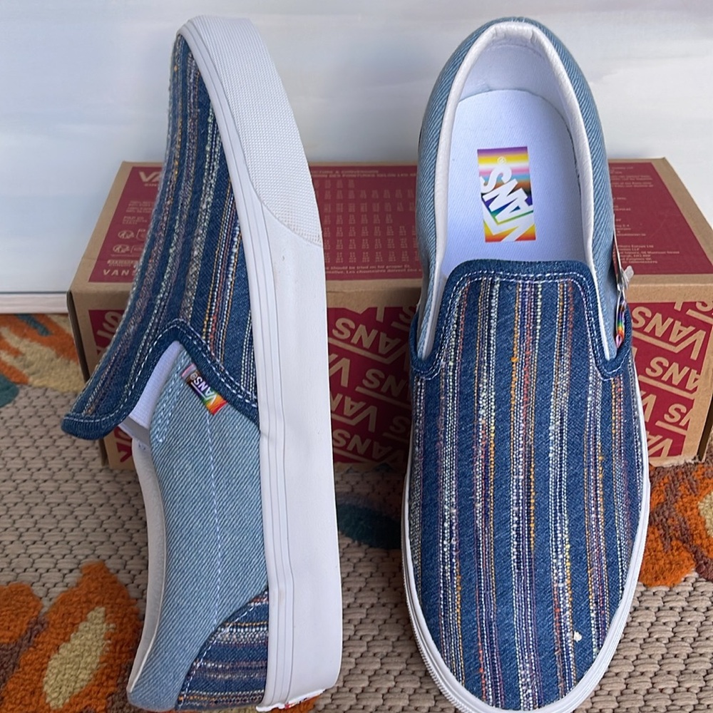 Vans Men’s Classic Slip-On
2gether As Ourselves Multi
VN000BVZCYL
Sneakers - Picture 12 of 16